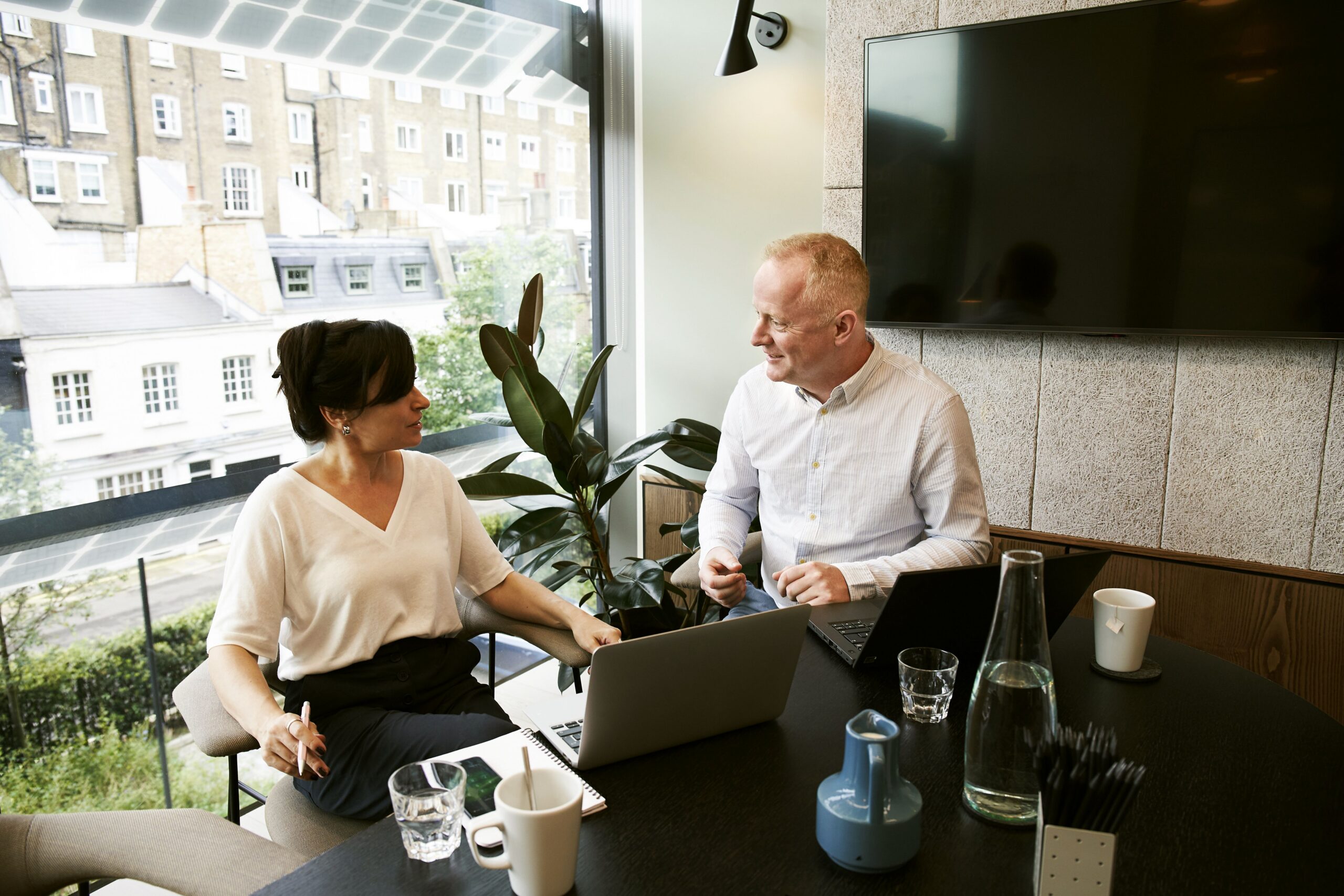 Poignée de main entre deux professionnels - réactivation client